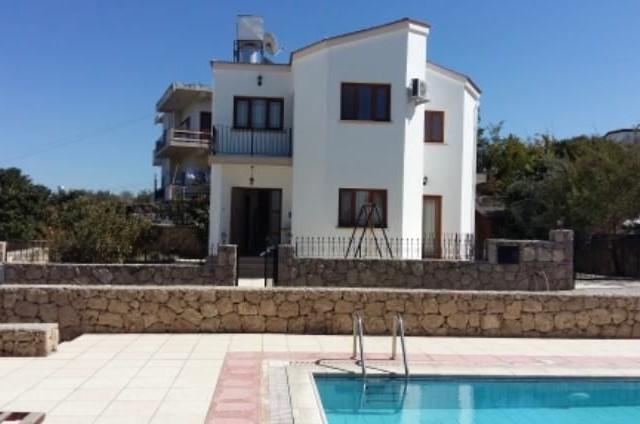 2+1 DETACHED HOUSE WITH COMMON POOL FOR RENT IN KYRENIA/CATALKOY ** 