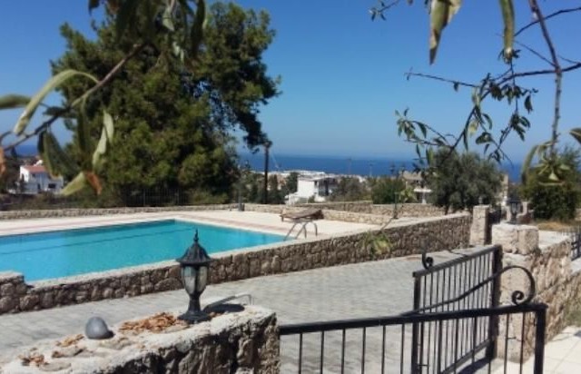 2+1 DETACHED HOUSE WITH COMMON POOL FOR RENT IN KYRENIA/CATALKOY ** 