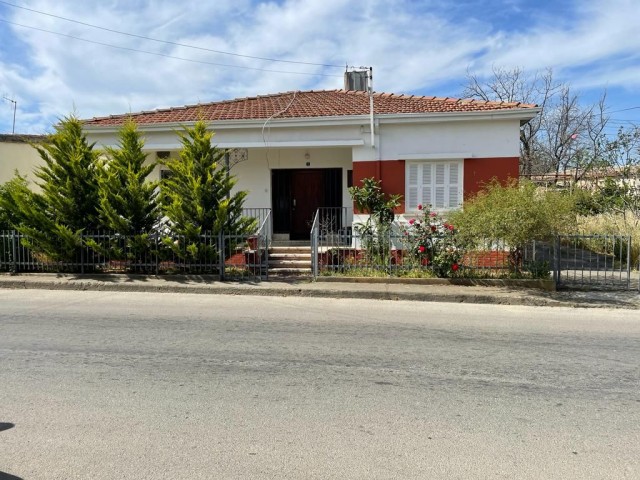 DETACHED HOUSE ON THE CORNER WITH A LARGE GARDEN FOR SALE IN THE CENTER OF THE BAZAAR IN GUZELYUR FOR 69,500.-GBP ** 