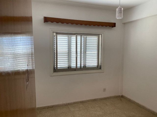 LEFKOŞA /ORTAKÖY SATILIK CADDE ÜZERİ 3+1 DAİRE