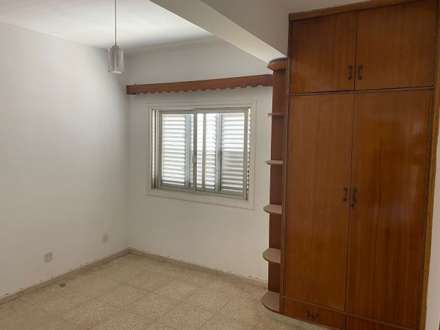 NICOSIA / ORTAKOY 3 + 1 APARTMENT FOR SALE ON THE STREET ** 