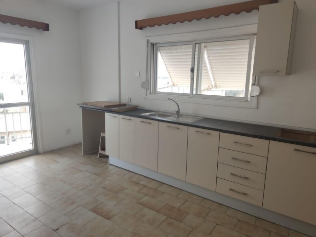 LEFKOŞA /ORTAKÖY SATILIK CADDE ÜZERİ 3+1 DAİRE