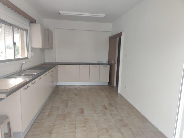 LEFKOŞA /ORTAKÖY SATILIK CADDE ÜZERİ 3+1 DAİRE