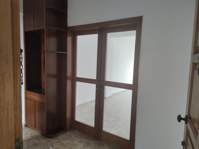 LEFKOŞA /ORTAKÖY SATILIK CADDE ÜZERİ 3+1 DAİRE