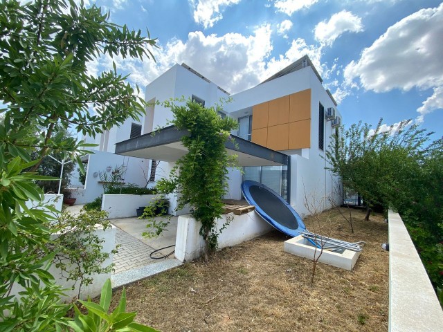 VILLA MIT POOL IN NIKOSIA / YENIKENT ** 