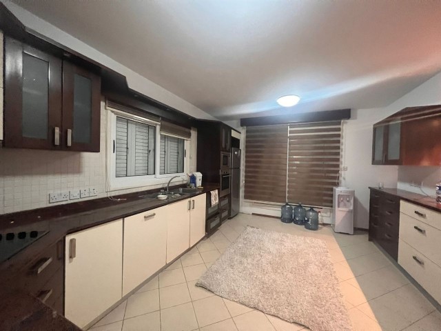 LEFKOŞA/DEREBOYU'NDA LÜKS KİRALIK FUL EŞYALI DUBLEX DAİRE 3+1