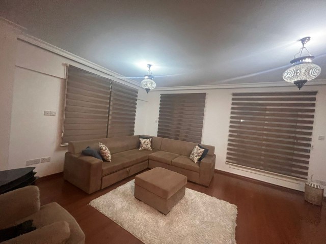 LEFKOŞA/DEREBOYU'NDA LÜKS KİRALIK FUL EŞYALI DUBLEX DAİRE 3+1