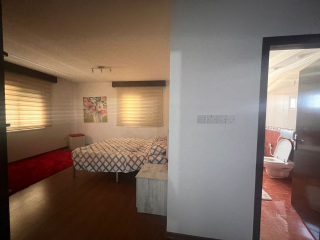 LEFKOŞA/DEREBOYU'NDA LÜKS KİRALIK FUL EŞYALI DUBLEX DAİRE 3+1