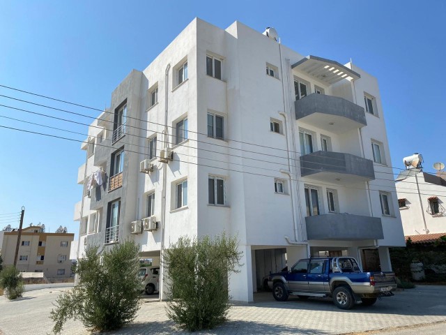 Im Zentrum von Nikosia befindet sich K.KAYMAKLI ZU VERKAUFEN TÜRKISCHE IMMOBILIEN 2 + 1 WOHNUNG ** 