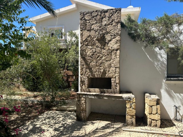 DETACHED HOUSE FOR SALE IN A LARGE GARDEN OF 240 M2 IN NICOSIA / YENIKENT ** 