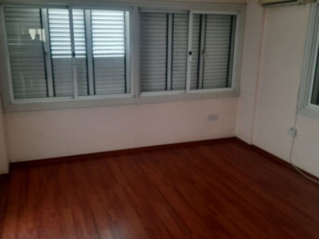 SHOCK!!!!PRICE!!! APARTMENT FOR SALE WITH COMMERCIAL LICENSE ON THE STREET IN KÖŞLÜÇİFTLİK AREA OF LEFKOŞA