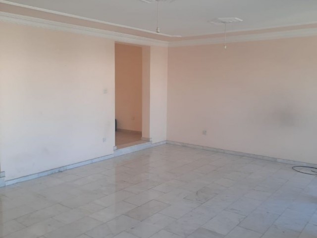 SHOCK!!!!PRICE!!! APARTMENT FOR SALE WITH COMMERCIAL LICENSE ON THE STREET IN KÖŞLÜÇİFTLİK AREA OF LEFKOŞA