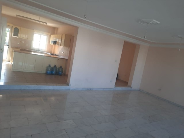 SHOCK!!!!PRICE!!! APARTMENT FOR SALE WITH COMMERCIAL LICENSE ON THE STREET IN KÖŞLÜÇİFTLİK AREA OF LEFKOŞA