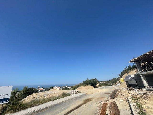 GRUNDSTÜCK ZUM VERKAUF IN DER REGION KYRENIA ÇATALKOY MIT BERGMEERBLICK