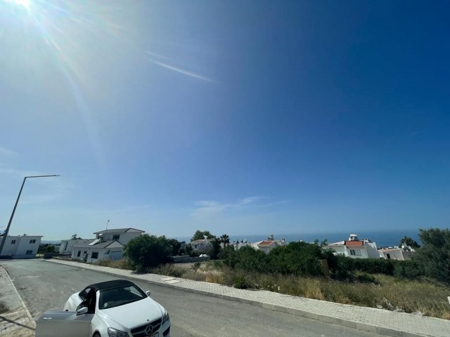 GRUNDSTÜCK ZUM VERKAUF IN DER REGION KYRENIA ÇATALKOY MIT BERGMEERBLICK