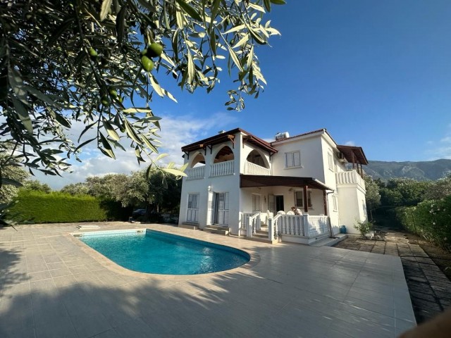 Authentisches Einfamilienhaus zum Verkauf mit Blick auf die Berge und das Meer in Ozanköy Kyrenia