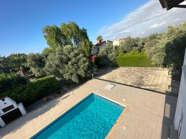 Authentisches Einfamilienhaus zum Verkauf mit Blick auf die Berge und das Meer in Ozanköy Kyrenia