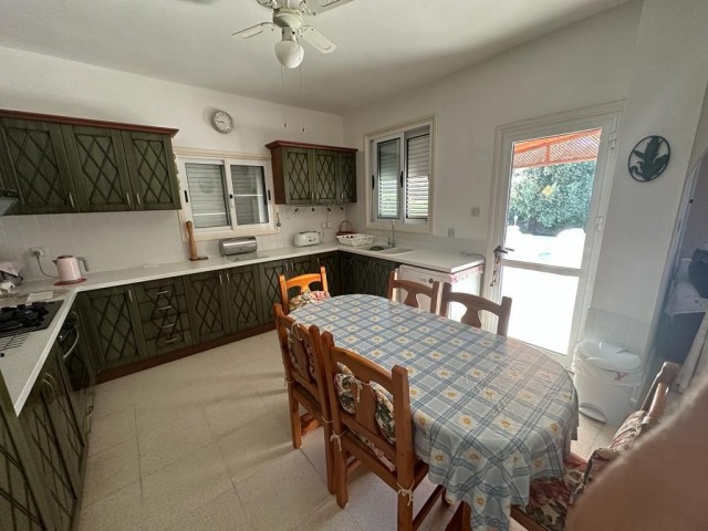 Authentisches Einfamilienhaus zum Verkauf mit Blick auf die Berge und das Meer in Ozanköy Kyrenia