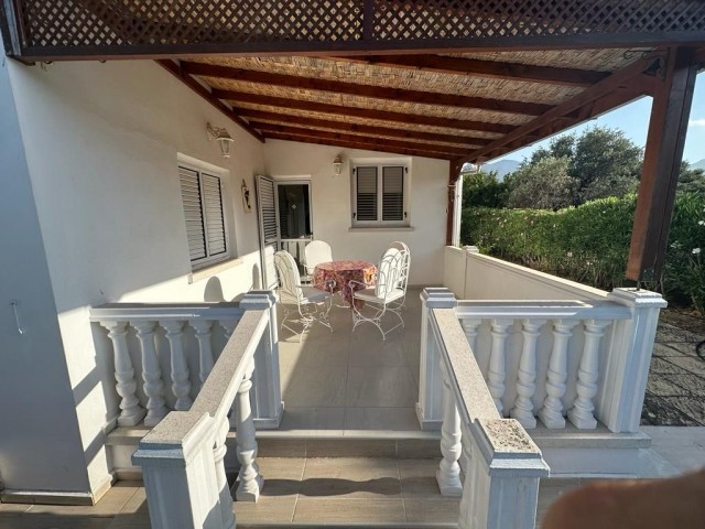 Authentisches Einfamilienhaus zum Verkauf mit Blick auf die Berge und das Meer in Ozanköy Kyrenia