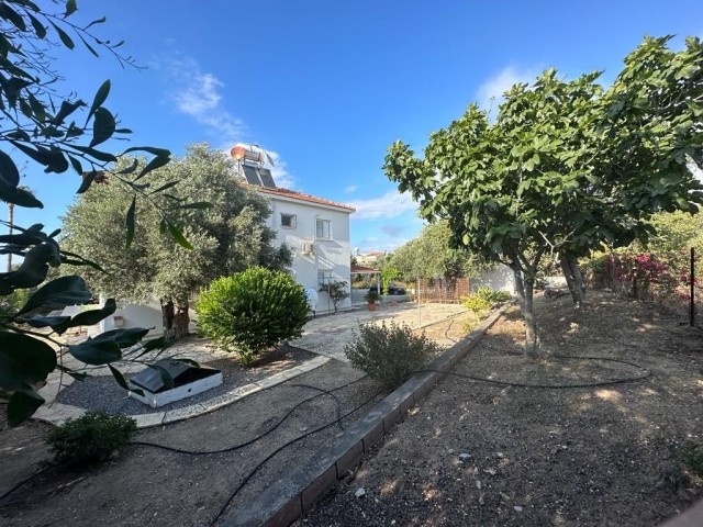 Authentisches Einfamilienhaus zum Verkauf mit Blick auf die Berge und das Meer in Ozanköy Kyrenia