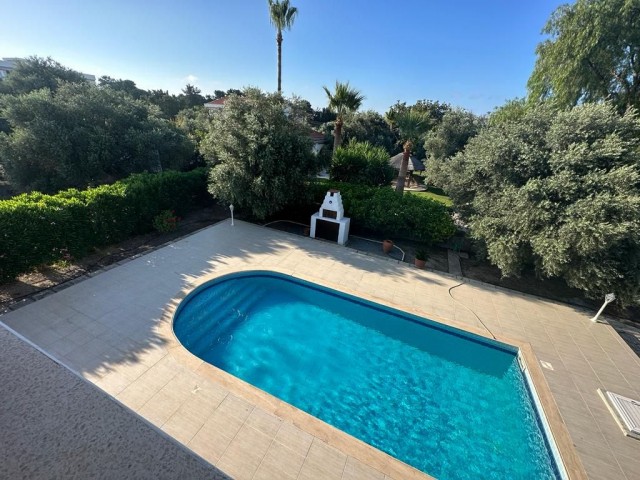 Authentisches Einfamilienhaus zum Verkauf mit Blick auf die Berge und das Meer in Ozanköy Kyrenia