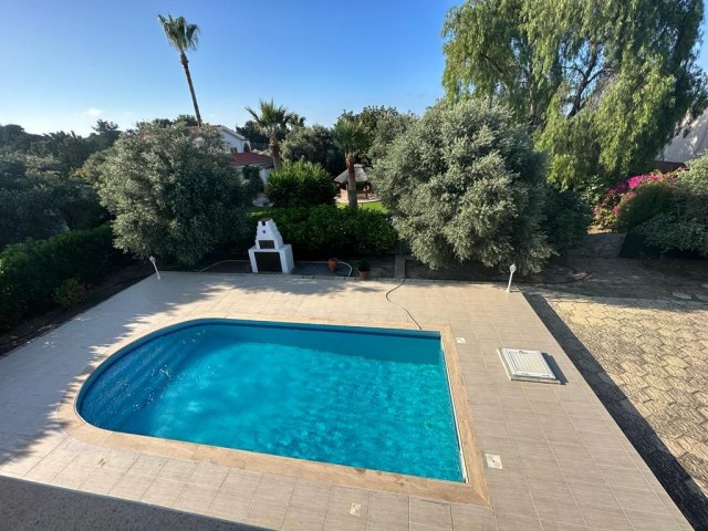 Authentisches Einfamilienhaus zum Verkauf mit Blick auf die Berge und das Meer in Ozanköy Kyrenia