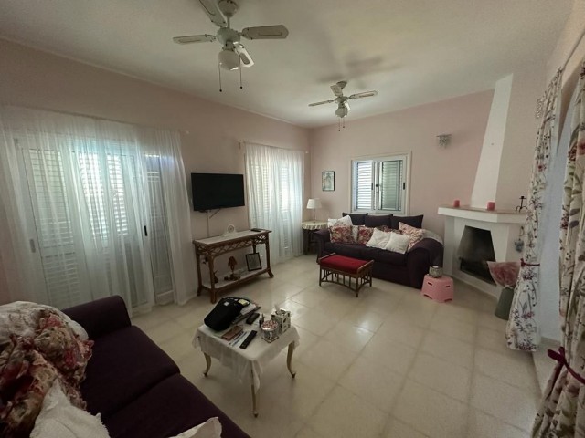 Authentisches Einfamilienhaus zum Verkauf mit Blick auf die Berge und das Meer in Ozanköy Kyrenia