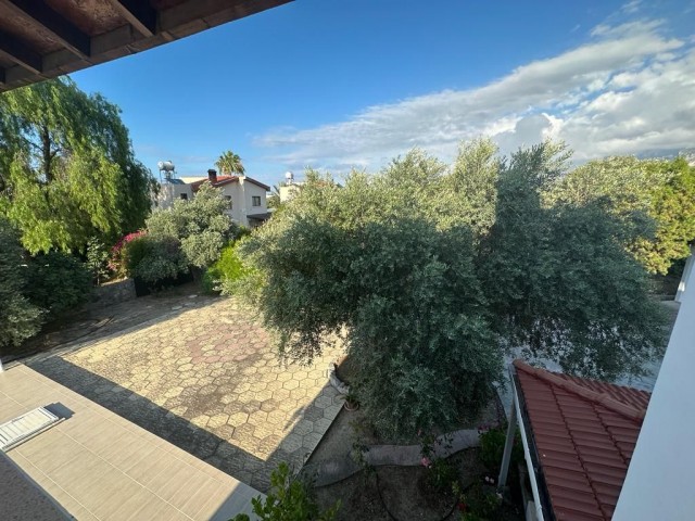 Authentisches Einfamilienhaus zum Verkauf mit Blick auf die Berge und das Meer in Ozanköy Kyrenia