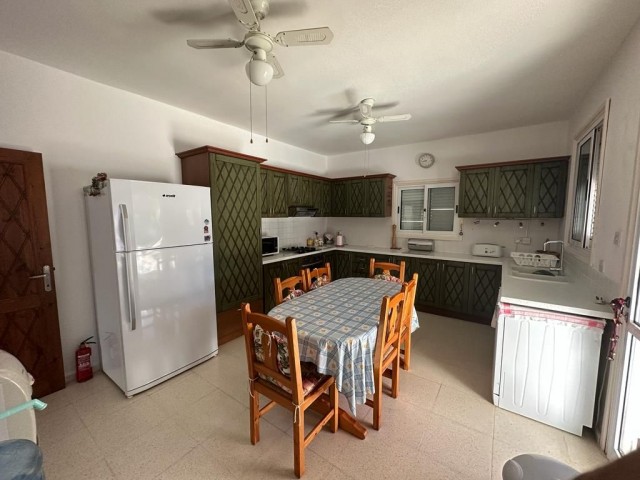 Authentisches Einfamilienhaus zum Verkauf mit Blick auf die Berge und das Meer in Ozanköy Kyrenia