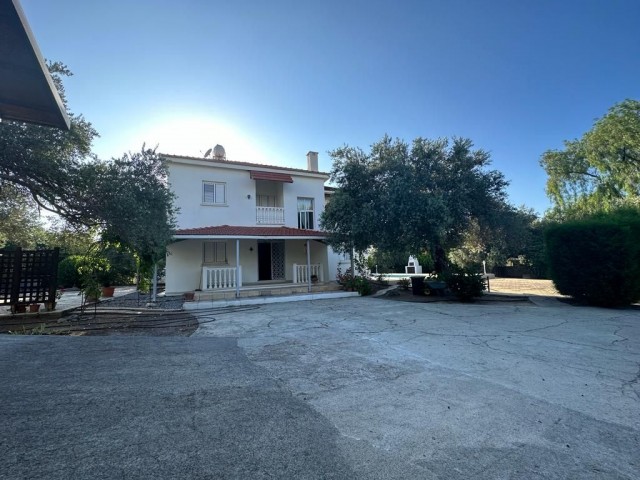 Authentisches Einfamilienhaus zum Verkauf mit Blick auf die Berge und das Meer in Ozanköy Kyrenia