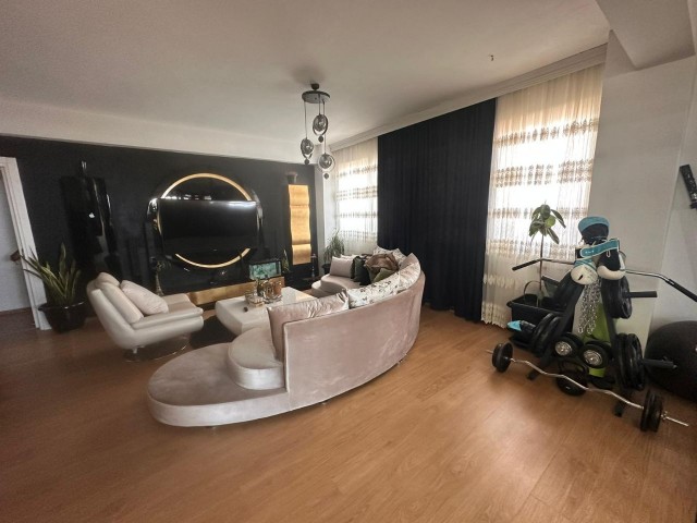 LEFKOŞA GÖNYELİ BÖLGESİNDE FULL EŞYALI  SATILIK PENTHOUSE