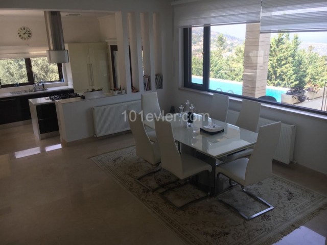 Alsancak'ta SATILIK 5+3 TRIPLEX VİLLA 750,000 STG