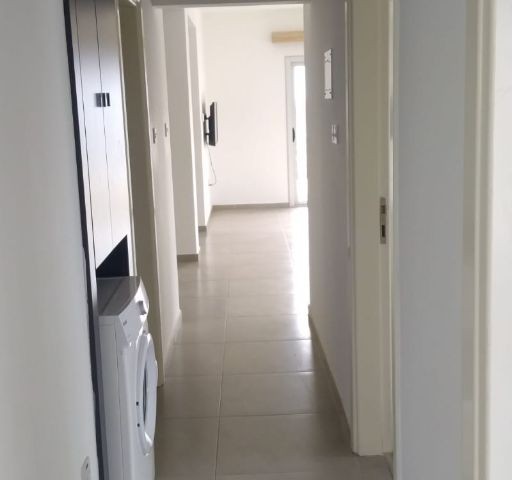 Near East Bank Magosa Şubesi üst kısmında kiralık 3 yatak odalı daire