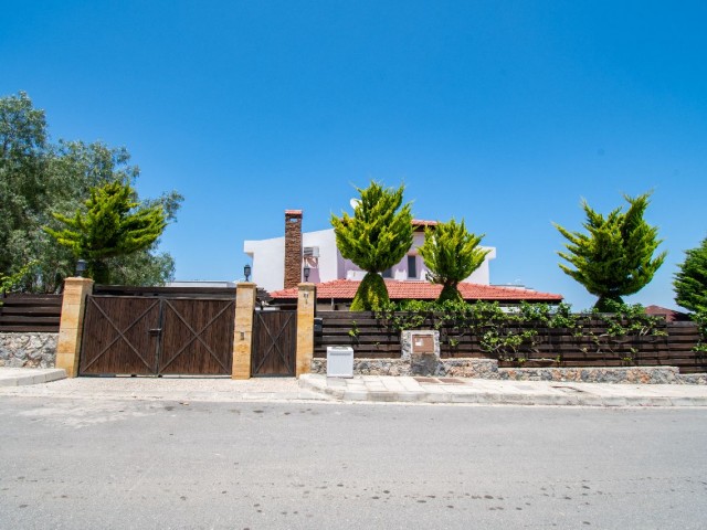 Unumgängliche Gelegenheit, Villa mit Pool zum Verkauf in Çatalköy, Kyrenia