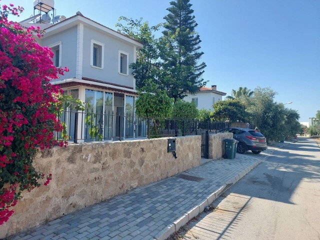  Girne, Ozanköy'de Çok İyi Lokasyonda Satılık Villa