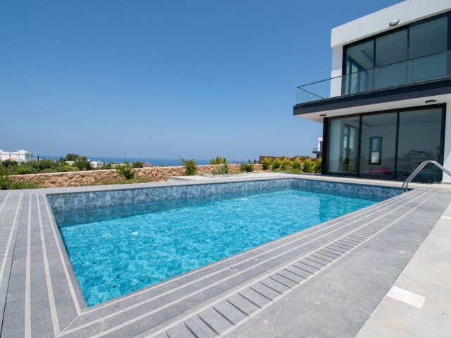 Villa zum Verkauf mit modernem Design und freiem Blick