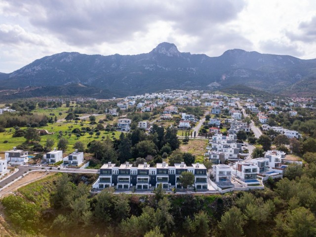 Triplex-Villa mit herrlicher Aussicht zum Verkauf in Çatalköy, Kyrenia