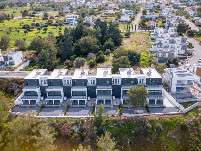 Triplex-Villa mit herrlicher Aussicht zum Verkauf in Çatalköy, Kyrenia