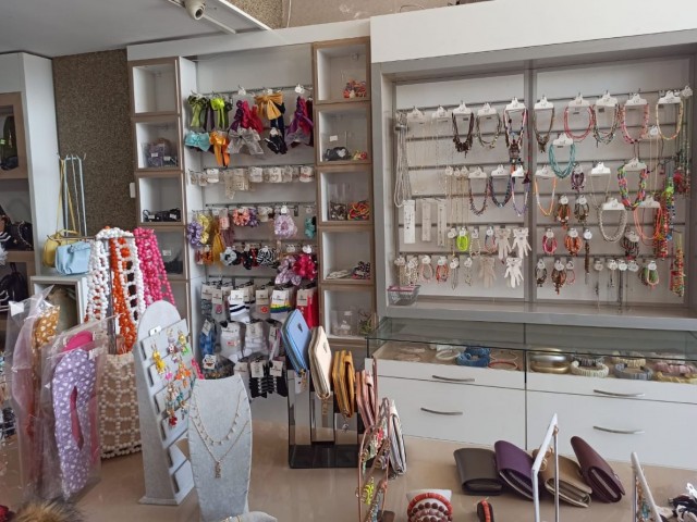 JEWELRY AND ACCESSORIES STORE FOR RENT ON THE MAIN ROAD!!