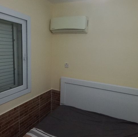 HANDELSERLAUBNIS, Kyrenia Zentrum, sulu cember, 2 Schlafzimmer Erdgeschosswohnung zu verkaufen. 0533 885 1414. . . 