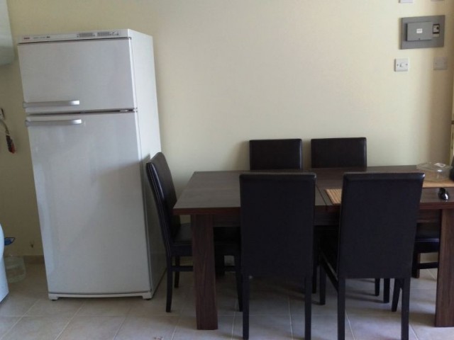 Tatil amacli, 1+1 esyali apartm. Havuzlu sitede, denize sifir. Gunluk  Kiralik!