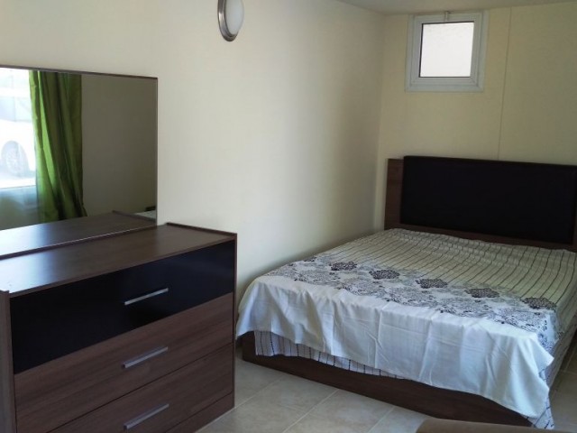 Tatil amacli, 1+1 esyali apartm. Havuzlu sitede, denize sifir. Gunluk  Kiralik!