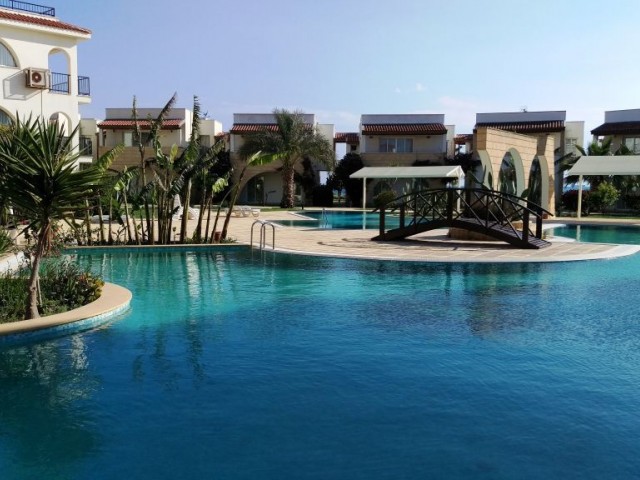 Holiday rental 1 bed. apartm. in gated complex with communal pools, next to the sea and sandy beach 