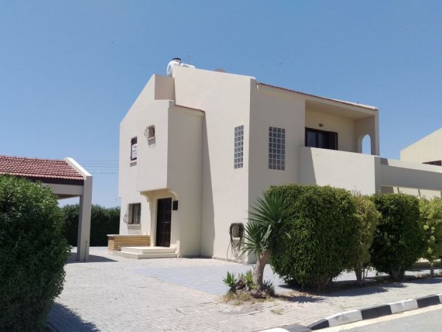 3+1 mustakil villa, full esyali, kisa donem kiralik, havuzlu sitede.  Tatil amacli kiralik. 