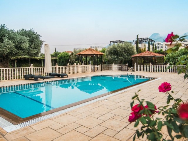 5+2 freistehende villa mit Pool in chatalköy ** 