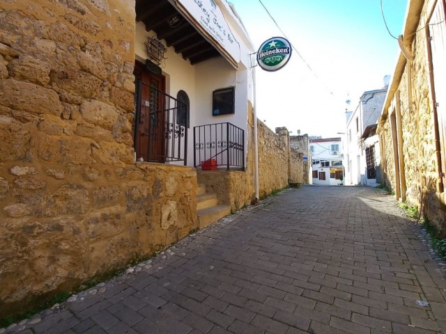 Gewerbeimmobilien und 1 + 1 Wohnung im Zentrum von Kyrenia ** 