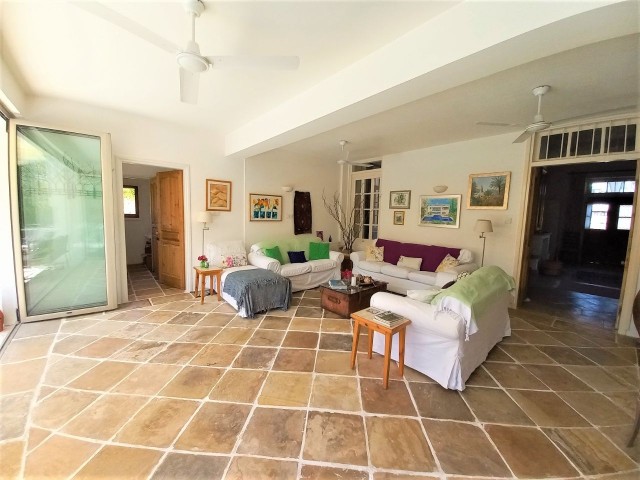 5 Bedroom Villa in Central Kyrenia - Pre-74 British Title Deed!