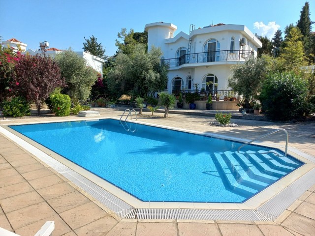 3+1 Villa mit Pool in Catalköy