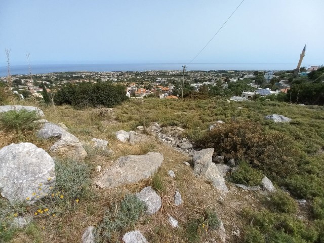 Karşıyaka'da Muhteşem 1672 m² Dağ ve Deniz Manzaralı Arazi! 1974 Öncesi (İngiliz Koçan) ve 100% İmar İzinli!