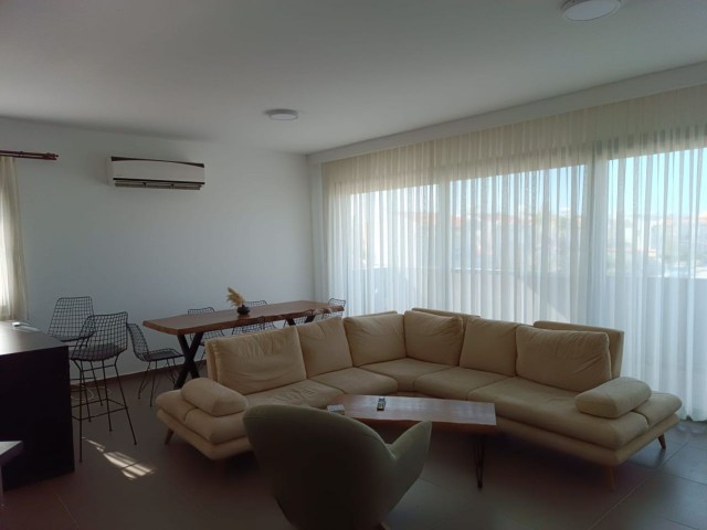Geräumige, saubere 2+1-Wohnung mit großer Terrasse und Grill in Tuzla zu vermieten